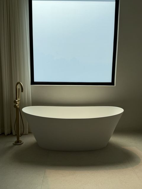 Switchable smart glass master bathroom in Hidden Hills CA — 185 sqft PDLC retrofit by Smart View