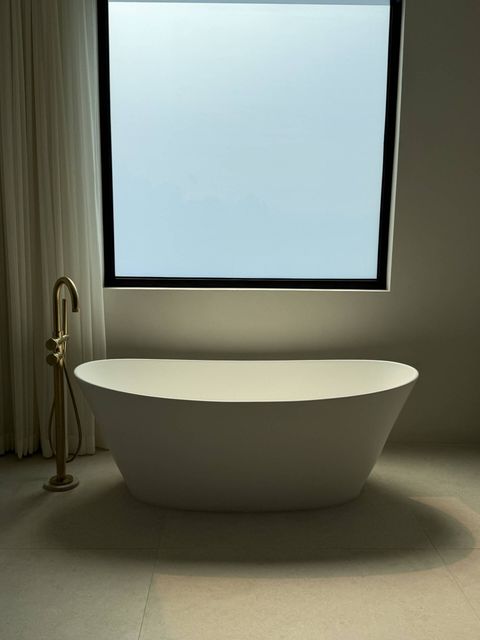 Switchable smart glass master bathroom in Hidden Hills CA — 185 sqft PDLC retrofit by Smart View